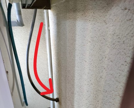 太陽熱温水器の給水管　浴室に繋がっている